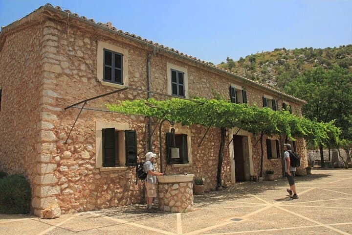 Sa Travessa, the Grand Route in Four Days (GR221)